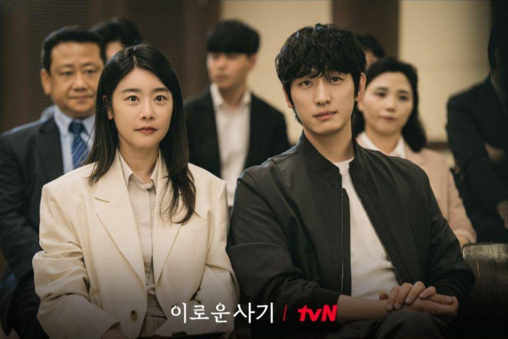 cuplikan Park So Jin dan Yoon Park di drakor Delightfully Deceitful (dok. tvN/Delightfully Deceitful)