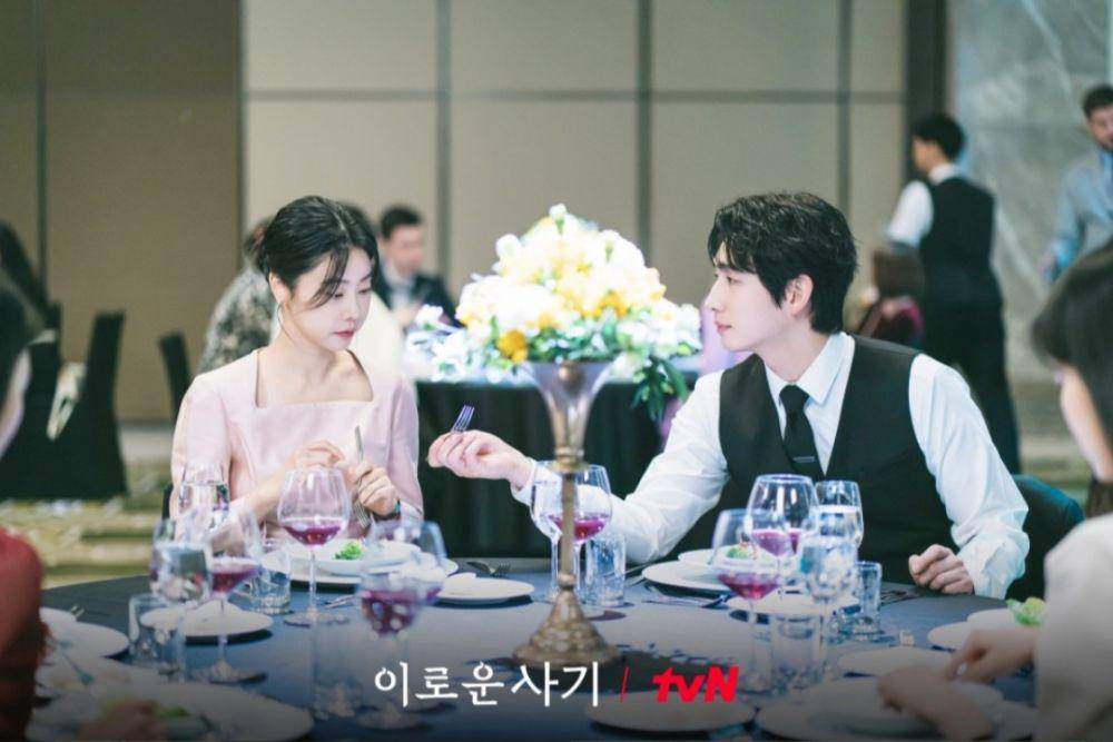 cuplikan Park So Jin dan Yoon Park di drakor Delightfully Deceitful (dok. tvN/Delightfully Deceitful)
