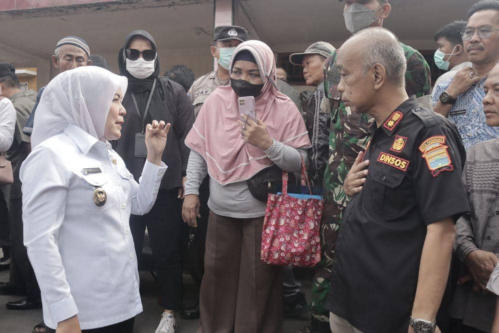 Wawako Palembang Fitrianti Agustinda meninjau lokasi kebakaran di Gandus (Dok. Kominfo Palembang)
