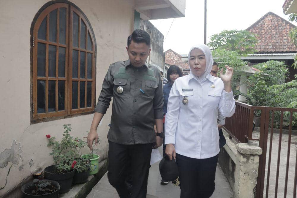Wawako Palembang Fitrianti Agustinda meninjau lokasi kebakaran di Gandus (Dok. Kominfo Palembang)