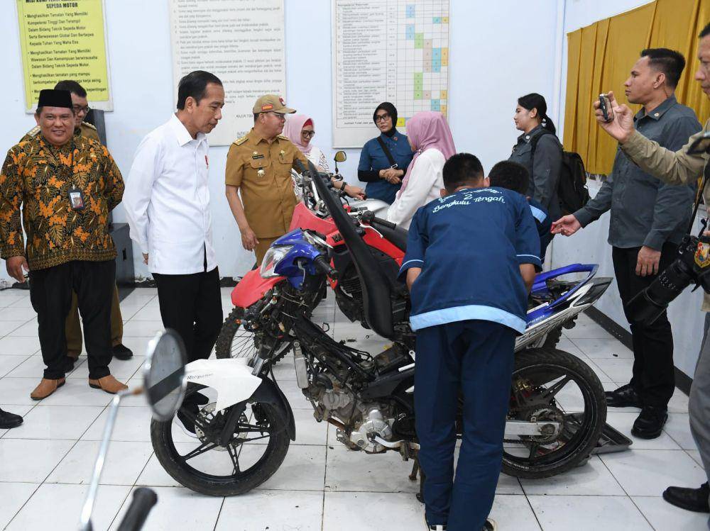 Presiden Jokowi tinjau kegiatan pembelajaran di SMKN 2 Bengkulu Tengah (dok. Sekretariat Presiden)