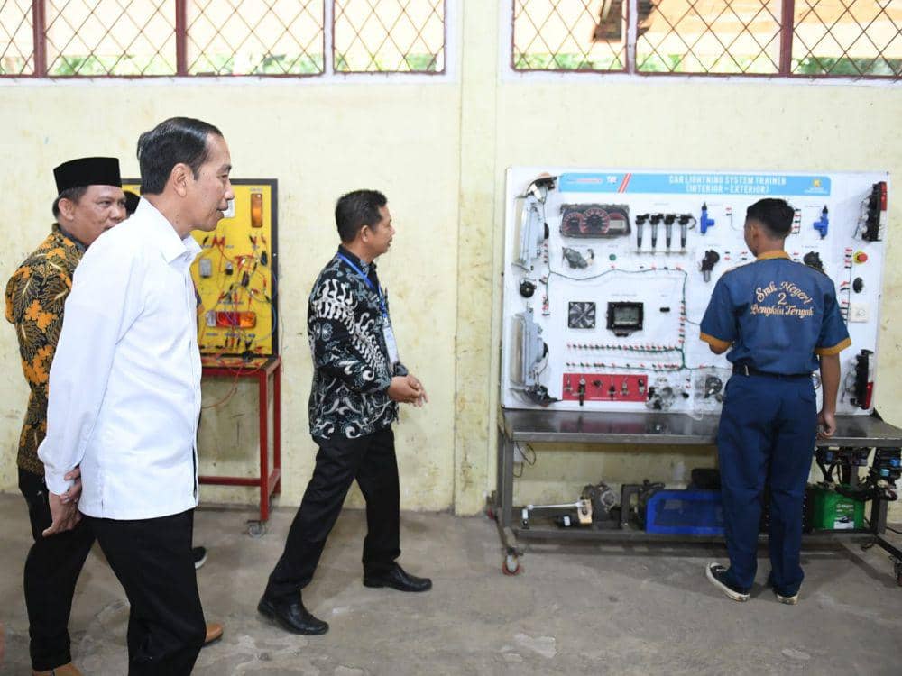 Presiden Jokowi tinjau kegiatan pembelajaran di SMKN 2 Bengkulu Tengah (dok. Sekretariat Presiden)