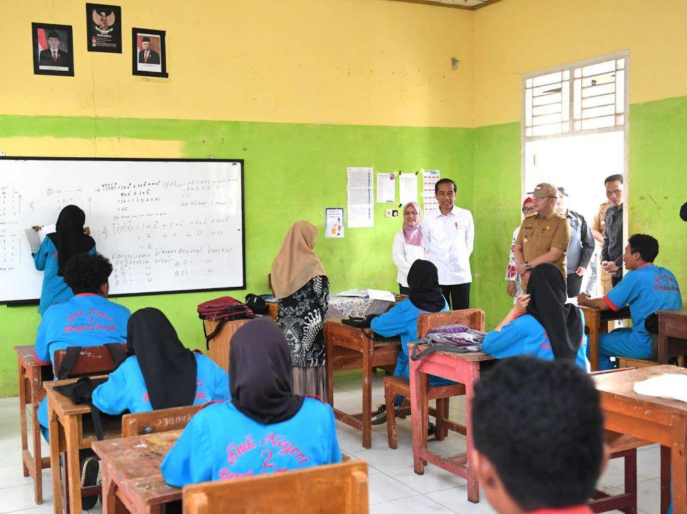Presiden Jokowi tinjau kegiatan pembelajaran di SMKN 2 Bengkulu Tengah (dok. Sekretariat Presiden)