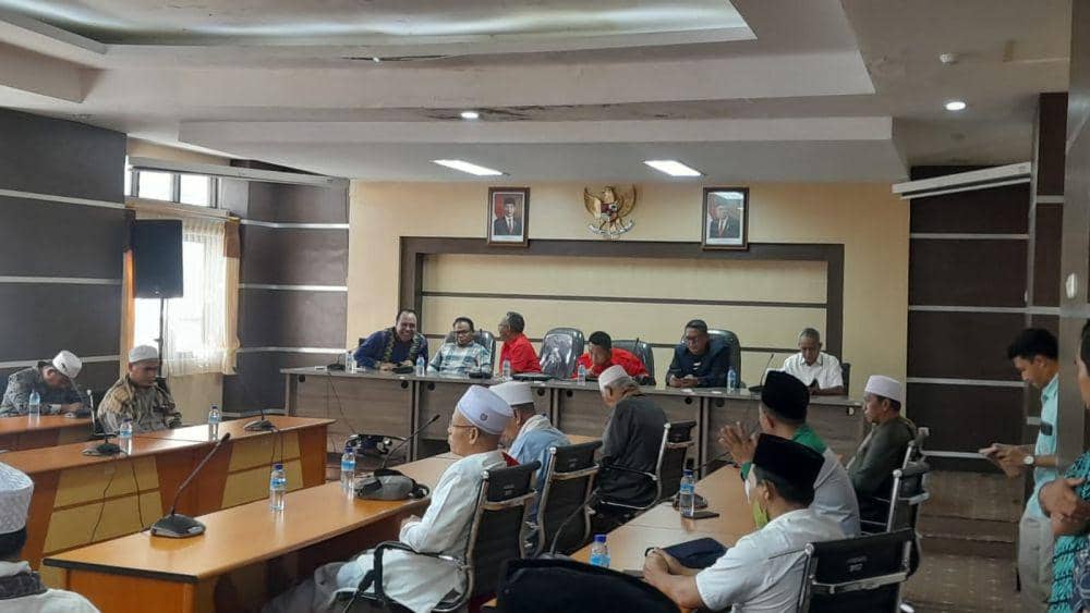 Pimpinan Ponpes saat menyerahkan dukungan ke DPRD NTB, Kamis (20/7/2023). (dok. Istimewa)