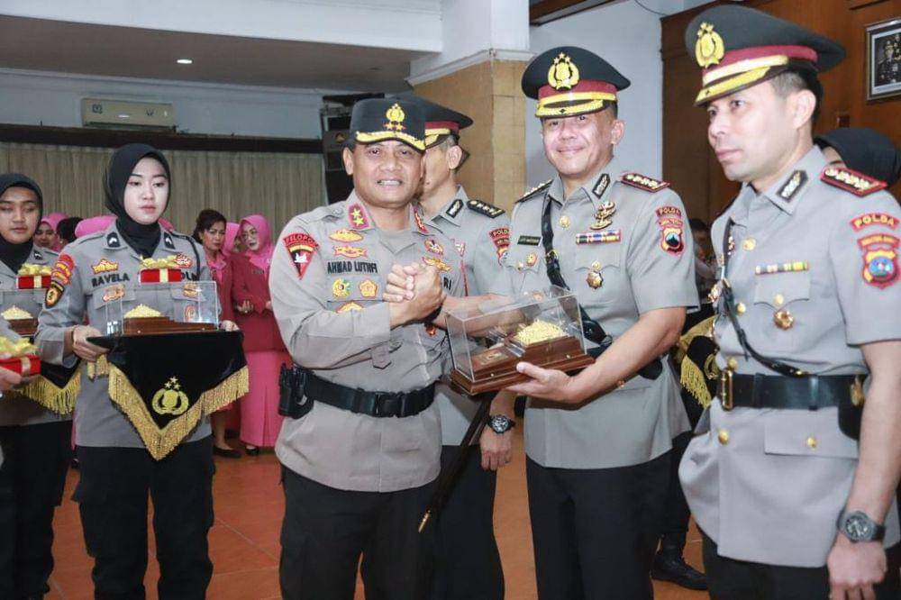 Kapolda Jateng Irjen Pol Ahmad Luthfi memberi salam komando kepada Dirnarkoba Polda Jateng yang lama Kombes Pol Luthfi Martadian yang bergeser jabatan ke Mabes Polri. (IDN Times/Dok Humas Polda Jateng)