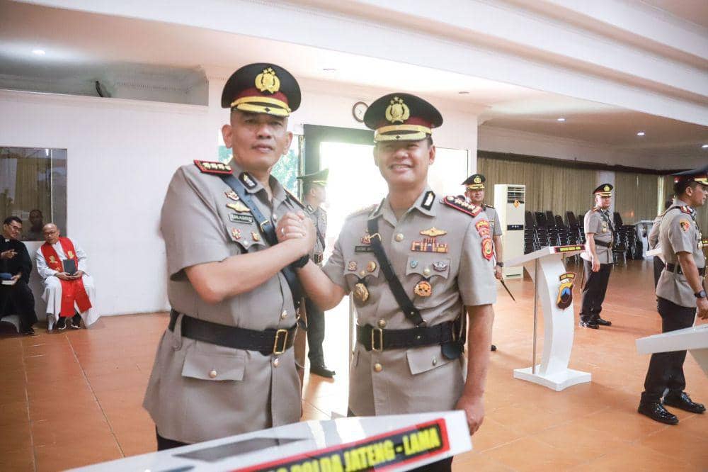 Kabid Humas Polda Jateng yang lama Kombes Pol M Iqbal Alqudusy berjabat tangan dengan Kabid Humas yang baru, Kombes Pol Satake Bayu. (IDN Times/Dok Humas Polda Jateng)