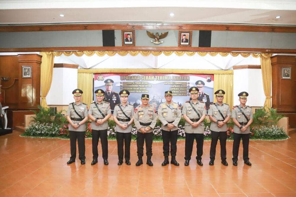 Deretan empat perwira menengah dan lima kapolres yang dimutasi ke berbagai posisi. (IDN Times/Dok Humas Polda Jateng)