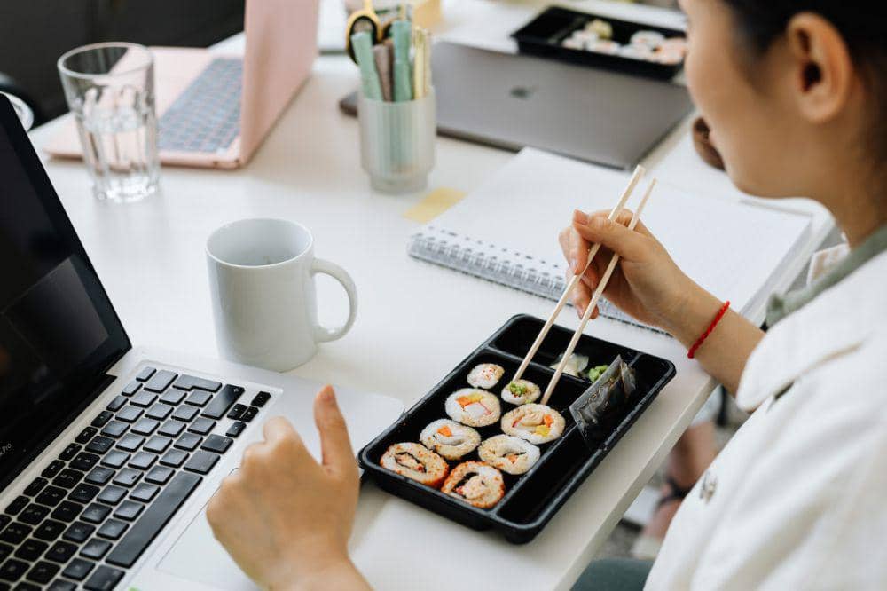 ilustrasi makan bekal di kantor (pexels.com/Karolina Grabowska)