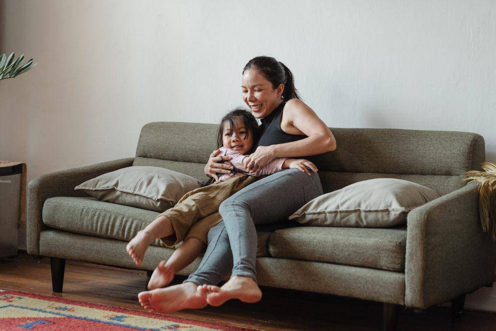 ilustrasi ibu dan anak tampak akrab (pexels.com/Ketut Subiyanto)