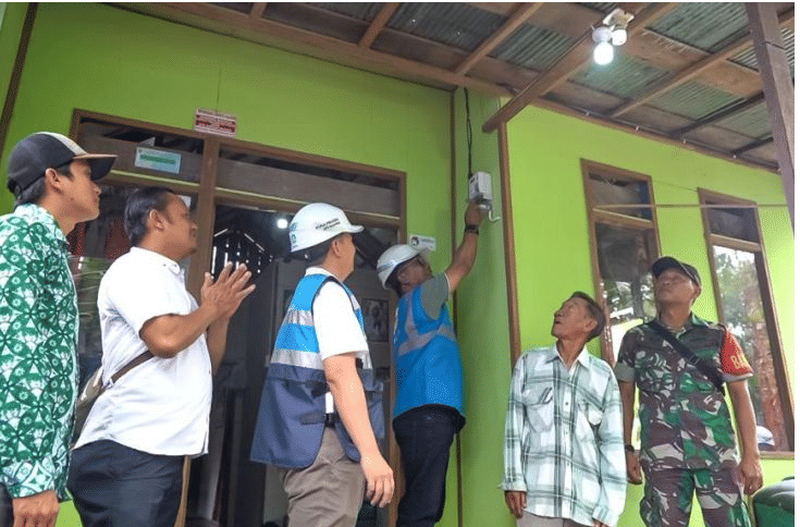 Penyalaan Bantuan Pasang Baru Listrik (BPBL) yang dilakukan PLN pada salah satu rumah penerima manfaat di Desa Matang Lurus, Kecamatan Lampihong, Kabupaten Balangan Provinsi Kalsel. (ANTARA/HO-PLN UID Kalselteng)
