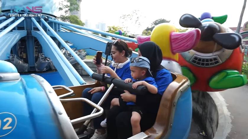potret liburan Raffi Ahmad dan karyawan Rans ke Dufan (youtube.com/Rans Entertainment)