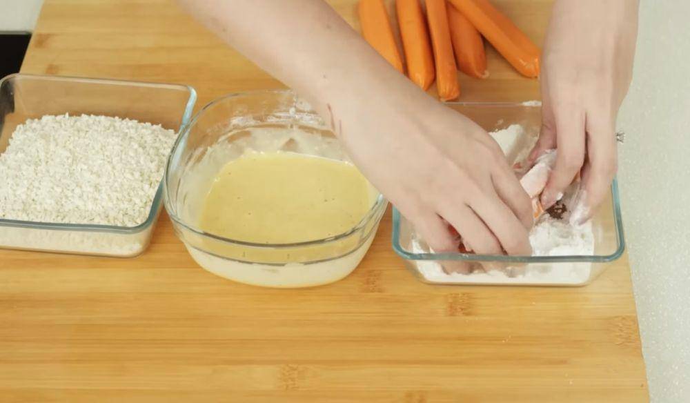 Sosis salmon untuk sushi. (dok. YouTube.com/Devina Hermawan)