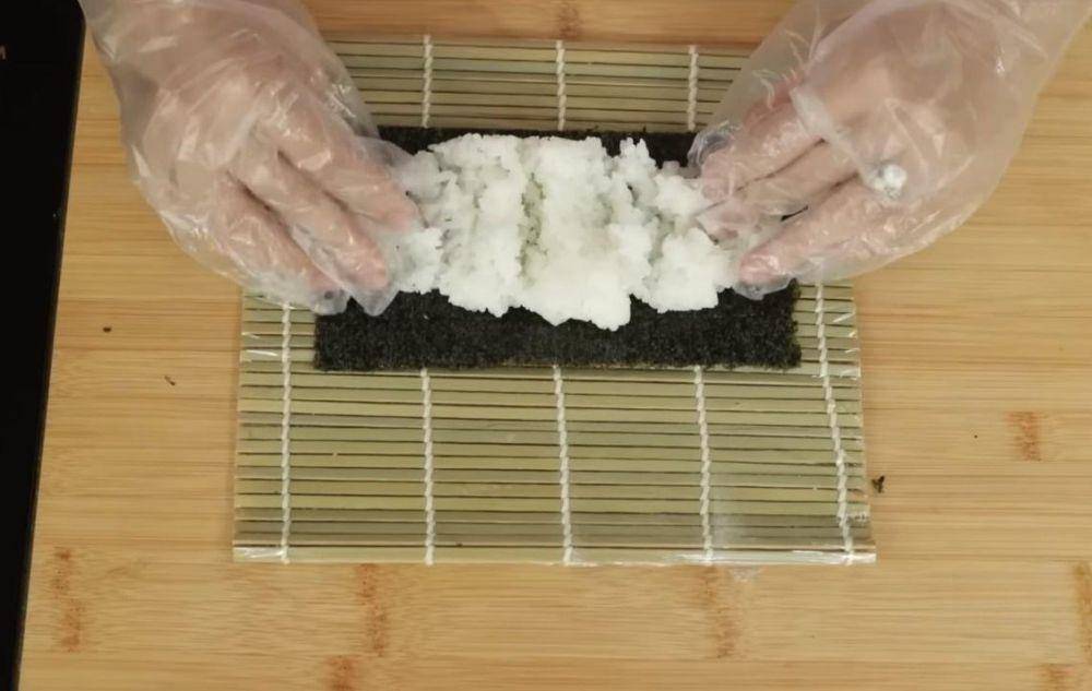 Proses menata sushi. (dok. YouTube.com/Devina Hermawan)