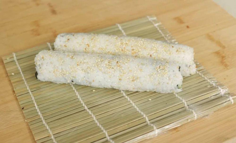 Proses menggulung sushi. (dok. YouTube.com/Devina Hermawan)
