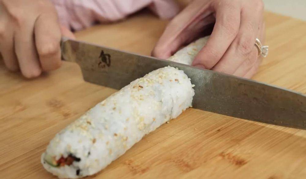 Proses memotong sushi. (dok. YouTube.com/Devina Hermawan)