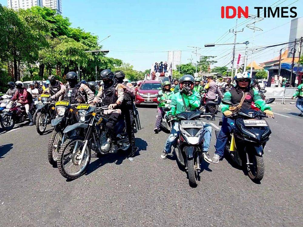 Demo ojol di Surabaya menagih Kepgub Jatim, Kamis (20/7/2023). IDN Times/Ardiansyah Fajar.