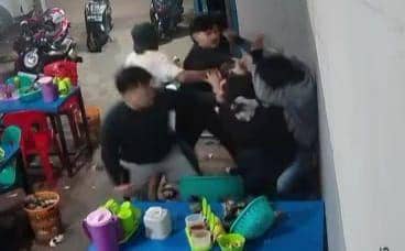 Tangkapan layar kamera CCTV saat korban dikeroyok dua pelaku di warung Coto di Makassar. (Istimewa)