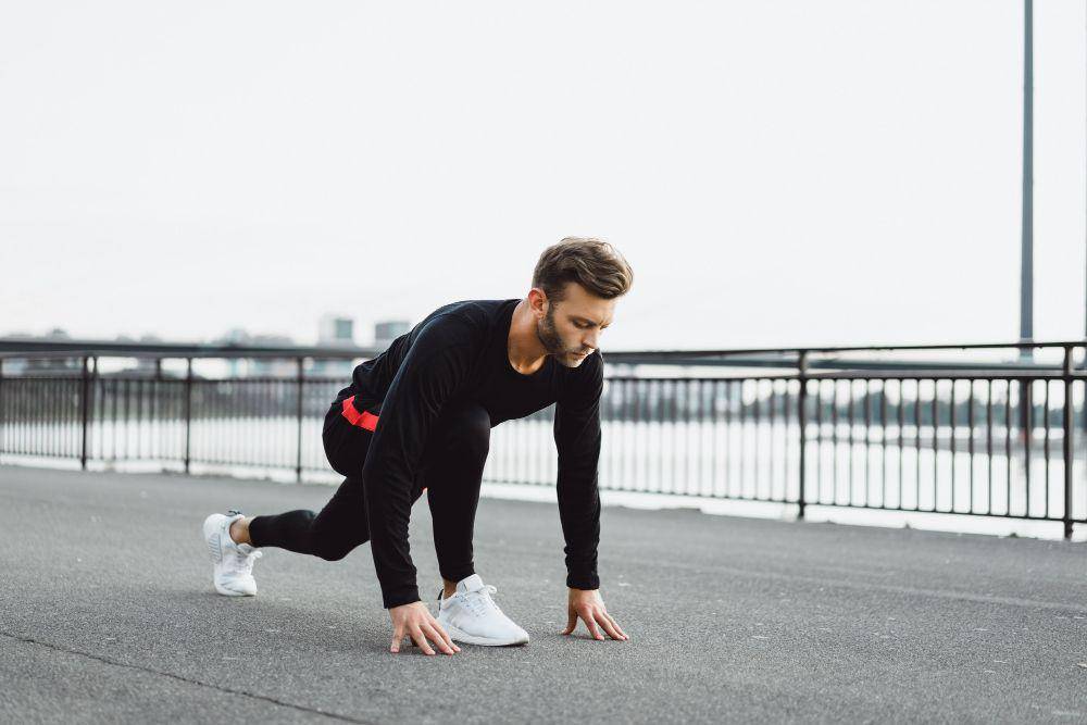 ilustrasi runner's lunge (freepik.com/alexeyzhilkin)