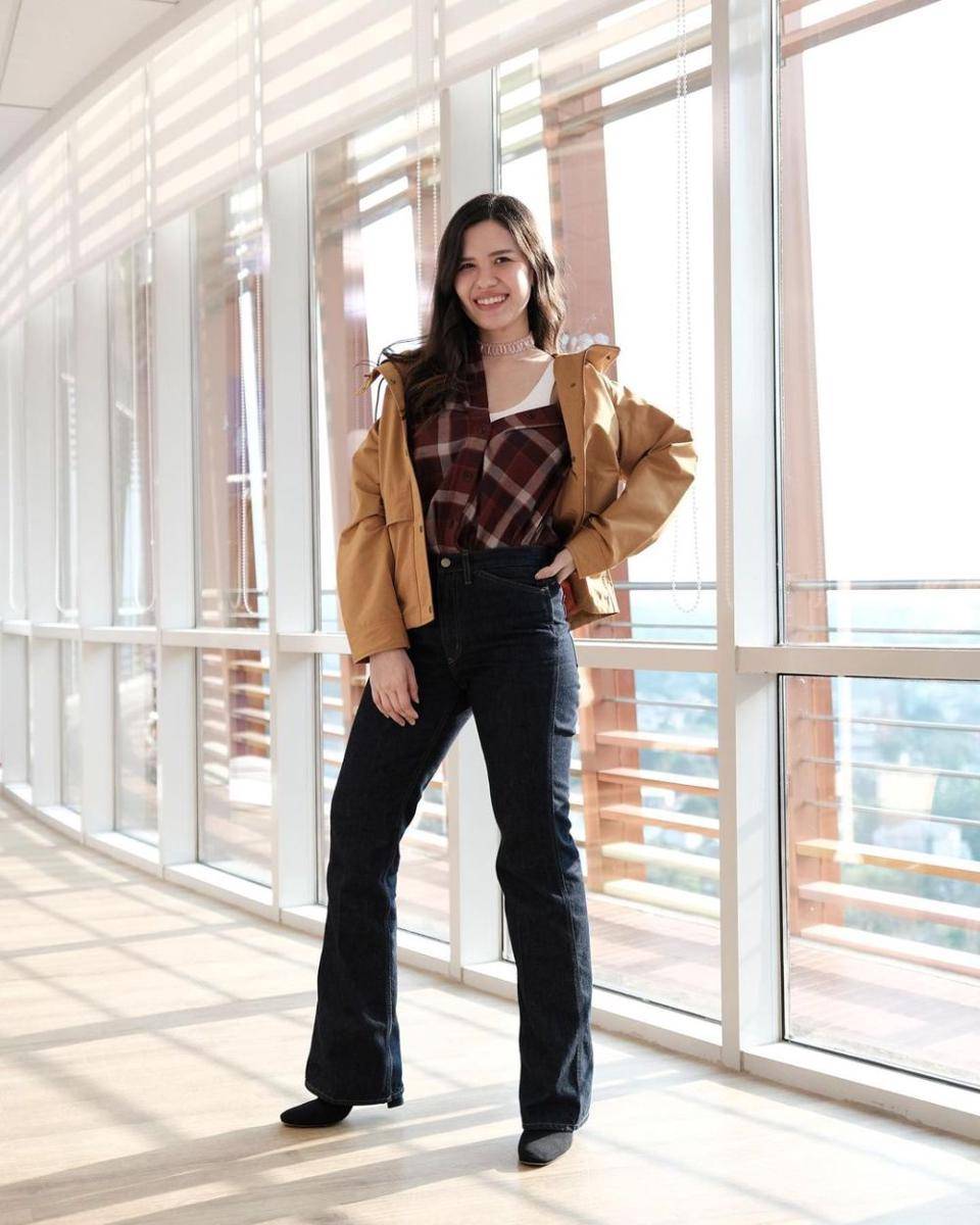 gaya casual Michelle Joan pakai celana jeans (instagram.com/michellejoan_)
