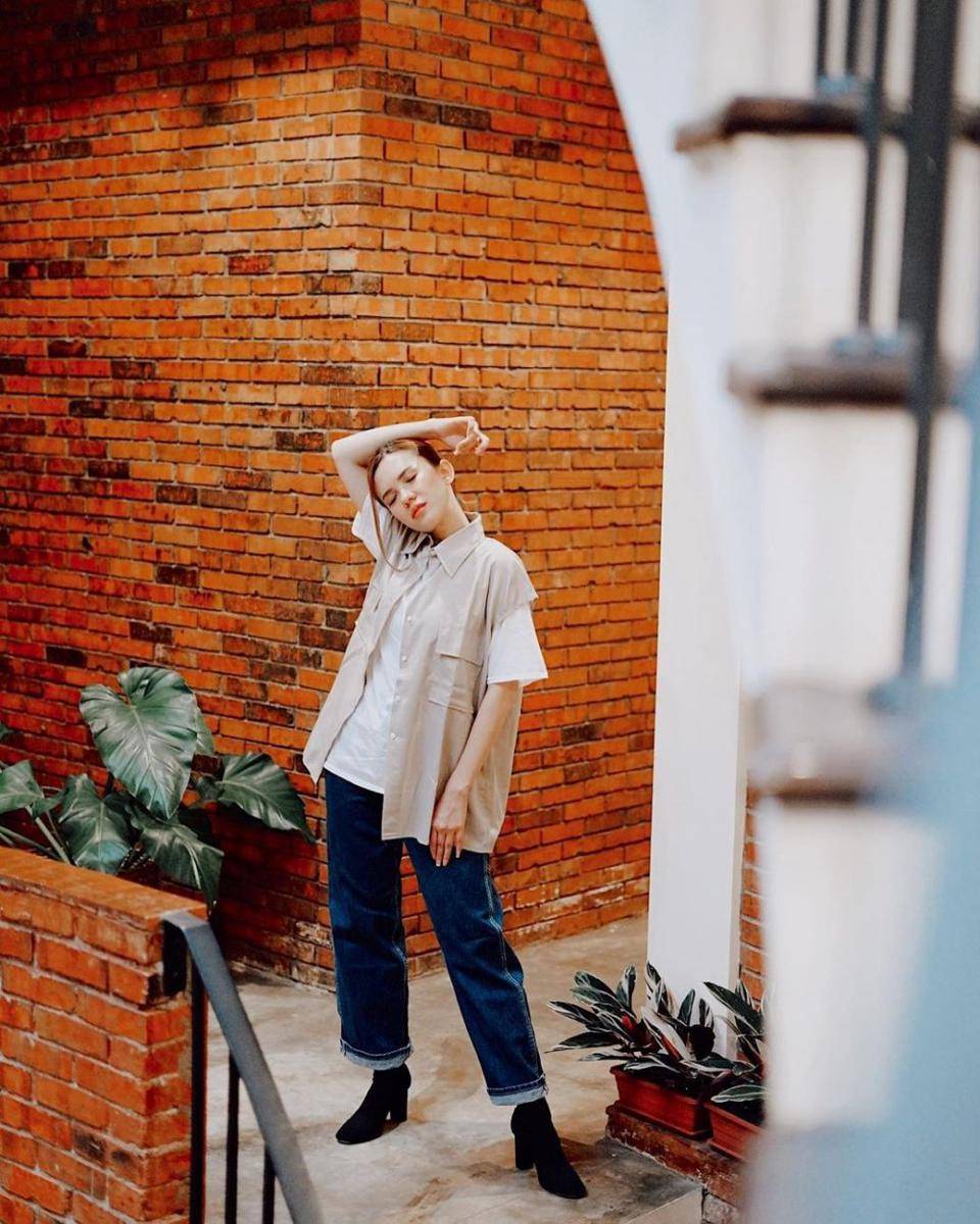gaya casual Michelle Joan pakai celana jeans (instagram.com/michellejoan_)