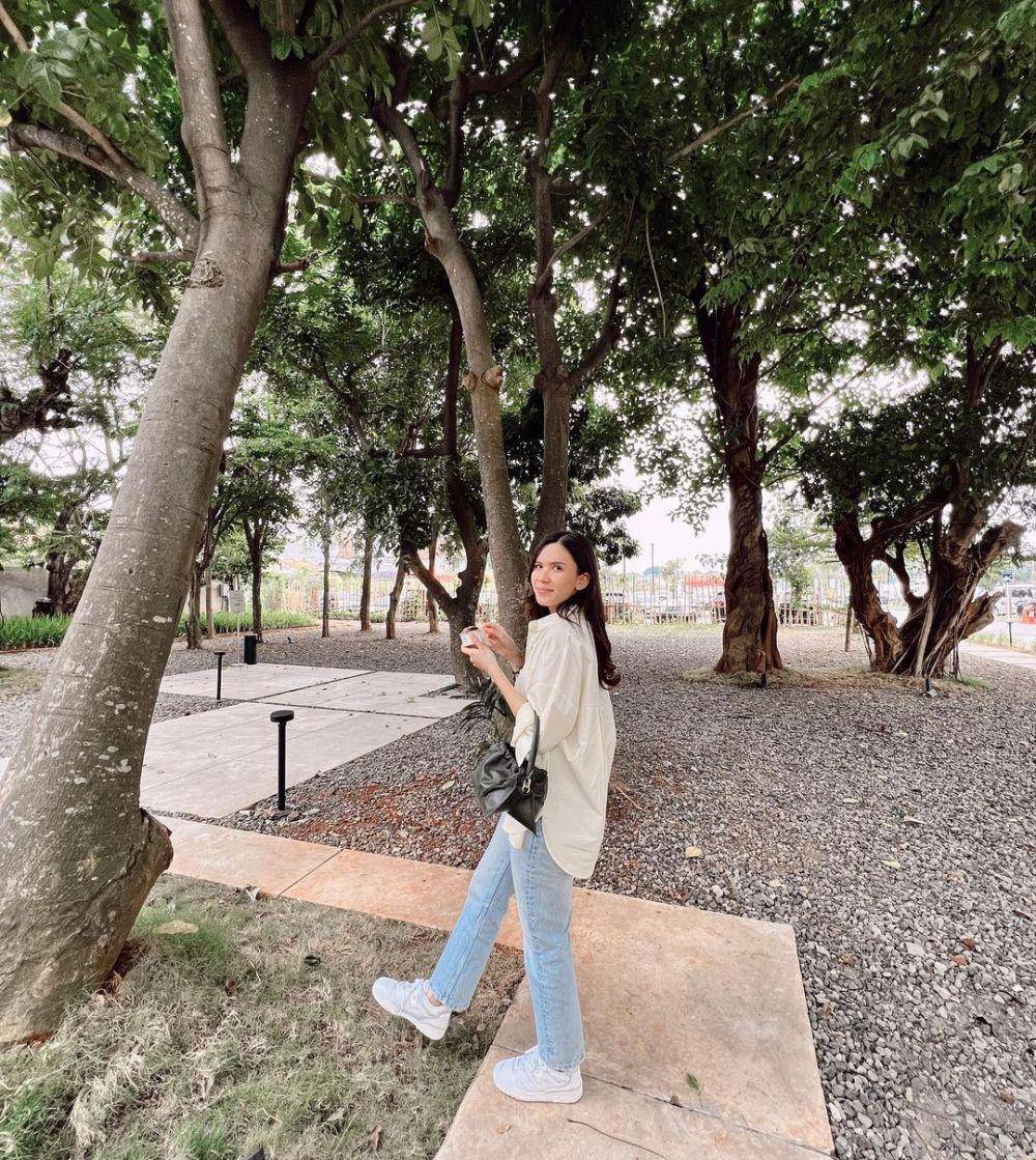 gaya casual Michelle Joan pakai celana jeans (instagram.com/michellejoan_)