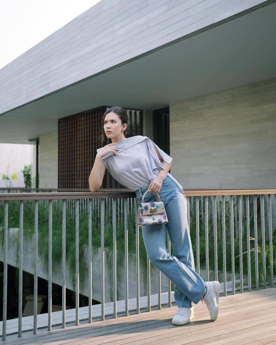 gaya casual Michelle Joan pakai celana jeans (instagram.com/michellejoan_)