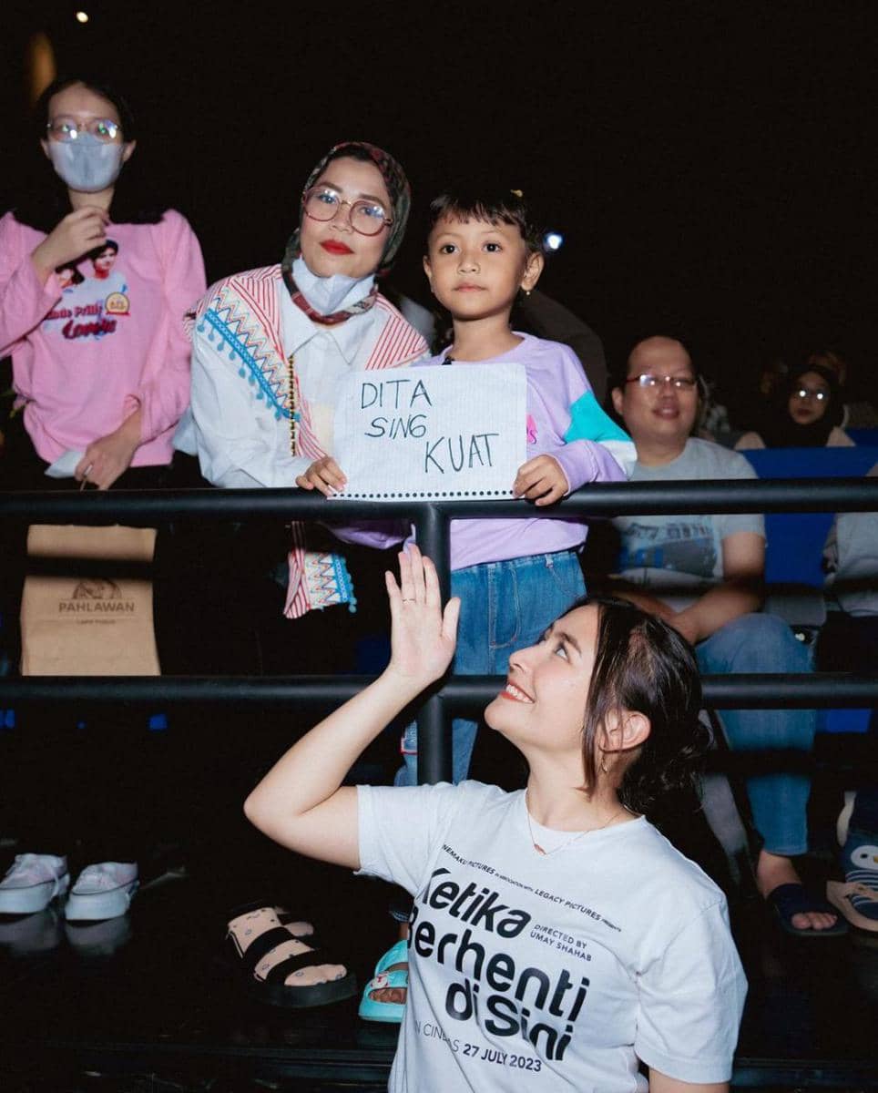 potret Prilly Latuconsina promosi film terbaru di Surabaya (instagram.com/prillylatuconsina96)