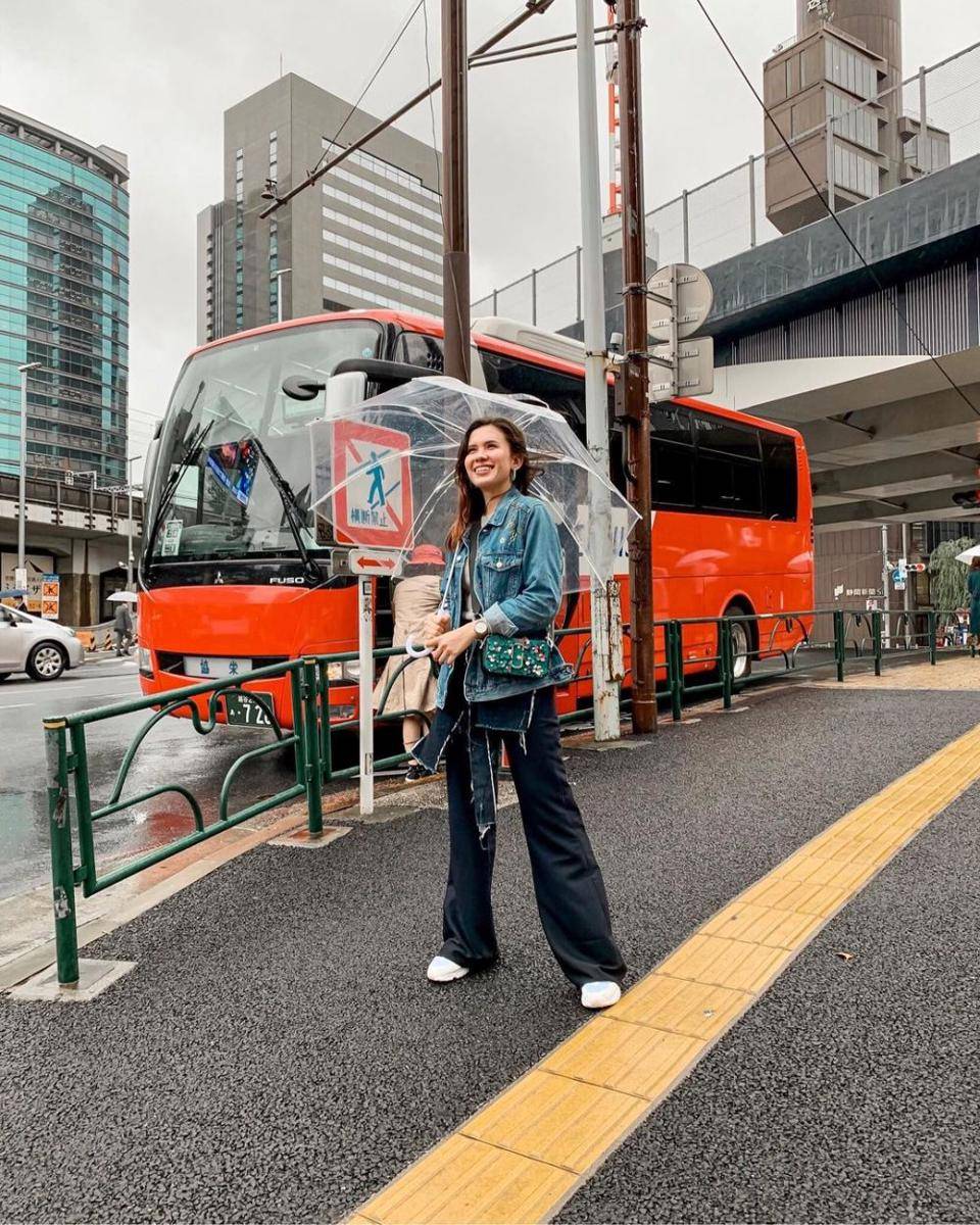 gaya casual Michelle Joan pakai celana jeans (instagram.com/michellejoan_)