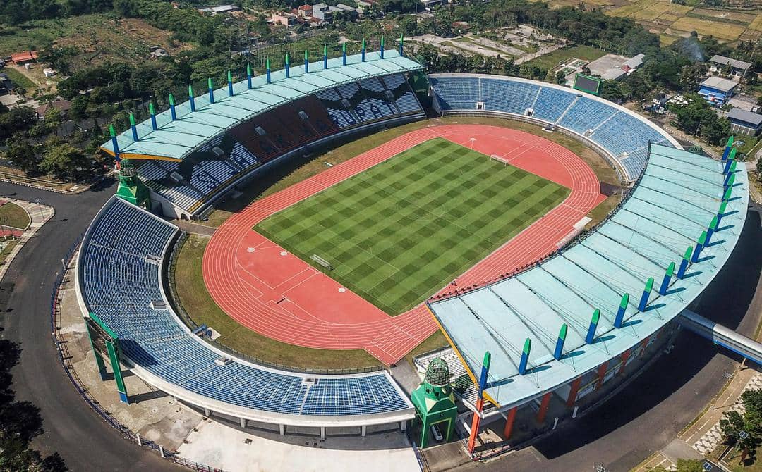 Foto udara Stadion Si Jalak Harupat di Kutawaringin, Kabupaten Bandung, Jawa Barat. (ANTARA FOTO/Raisan Al Farisi)