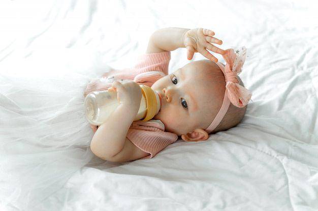 ilustrasi bayi minum susu (freepik.com/jcomp)