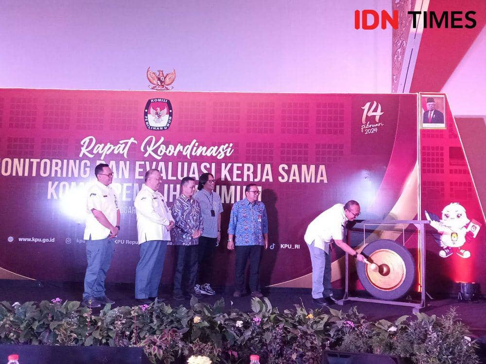 Inspektur Wilayah III KPU RI Mars Ansori Wijaya membuka rapat monev pelaksanaan nota kesepahaman dan kerja sama dengan mitra di Hotel Raja Kuta Mandalika, Kamis (20/7/2023) malam. (IDN Times/Muhammad Nasir)
