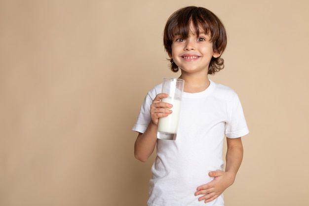 ilustrasi anak minum susu (freepik.com/mdjaff)