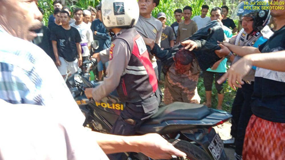Aparat kepolisian Polsek Sekotong menyelamatkan kader PDIP inisial S yang babak belur diamuk massa. (dok. Polda NTB)