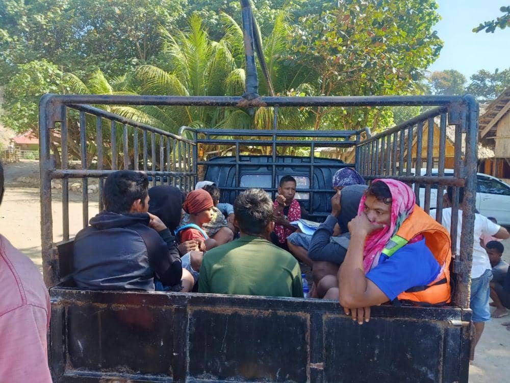 Dua Jam Berenang Pakai Jeriken, 12 Nelayan Lotim Terdampar di NTT