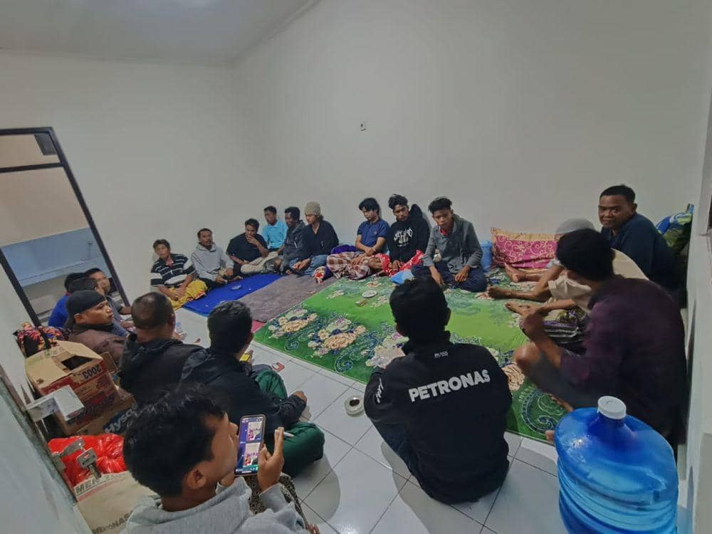 Korban selamat diamankan di aula kantor desa setempat (dok. Narasumber/ Saeful Rahman)