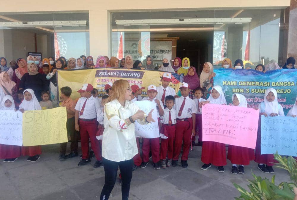 Orang tua dan murid menolak sekolah di marger. Dok Istimewa
