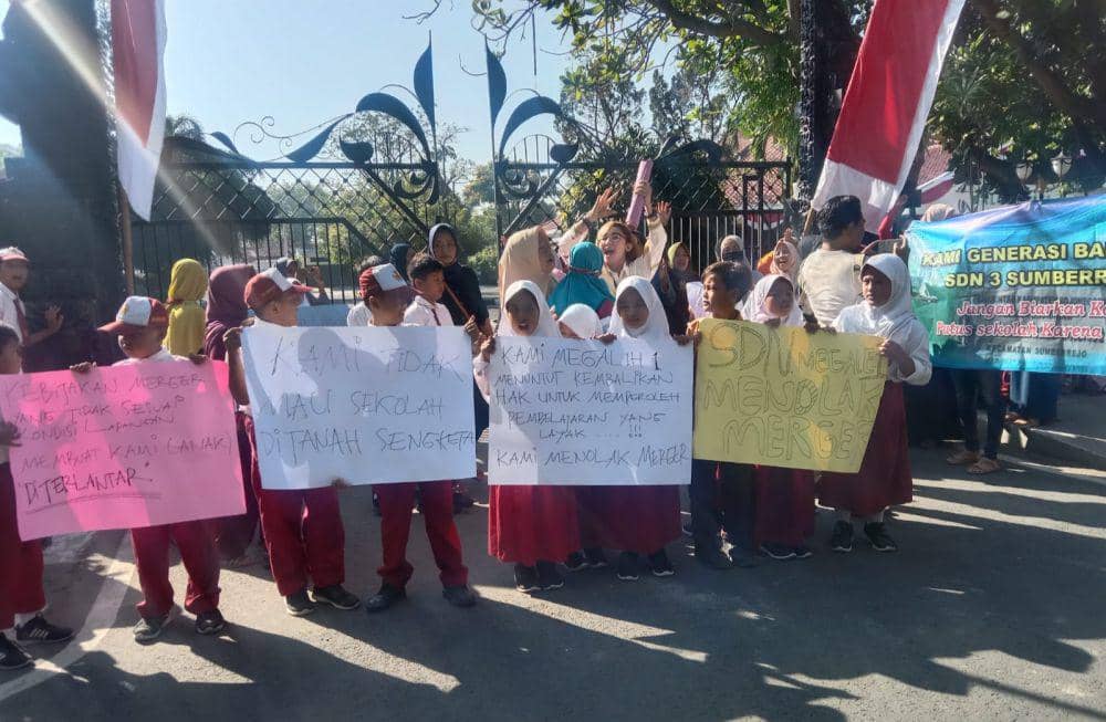 Orang tua dan murid menolak sekolah di marger. Dok Istimewa