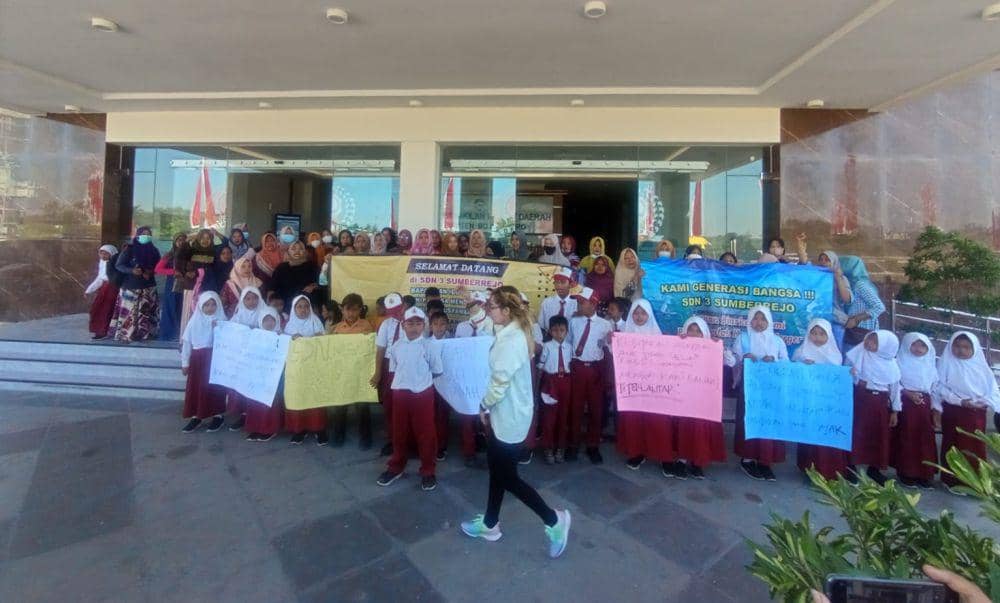 Orang tua dan murid menolak sekolah di marger. Dok Istimewa