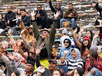 Kehangatan Ribuan Penonton Day 1 Jazz Gunung Bromo 2023