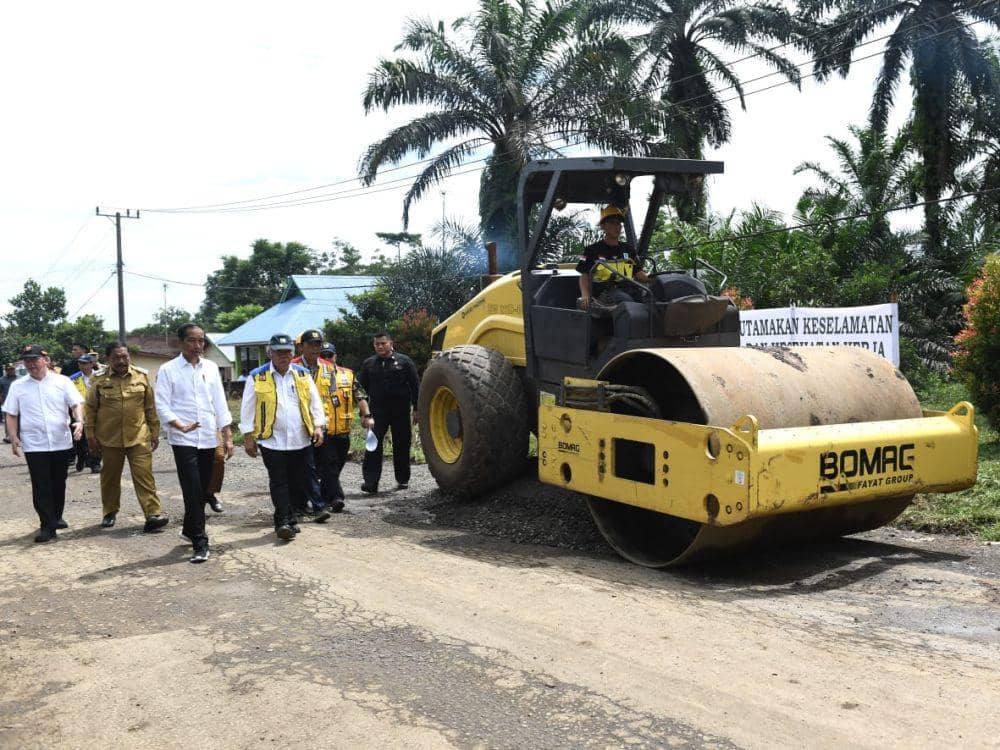 Presiden Jokowi meninjau proses perbaikan jalan di Kabupaten Bengkulu Utara, Bengkulu, pada Jumat (21/7/2023) (dok. Sekretariat Presiden)