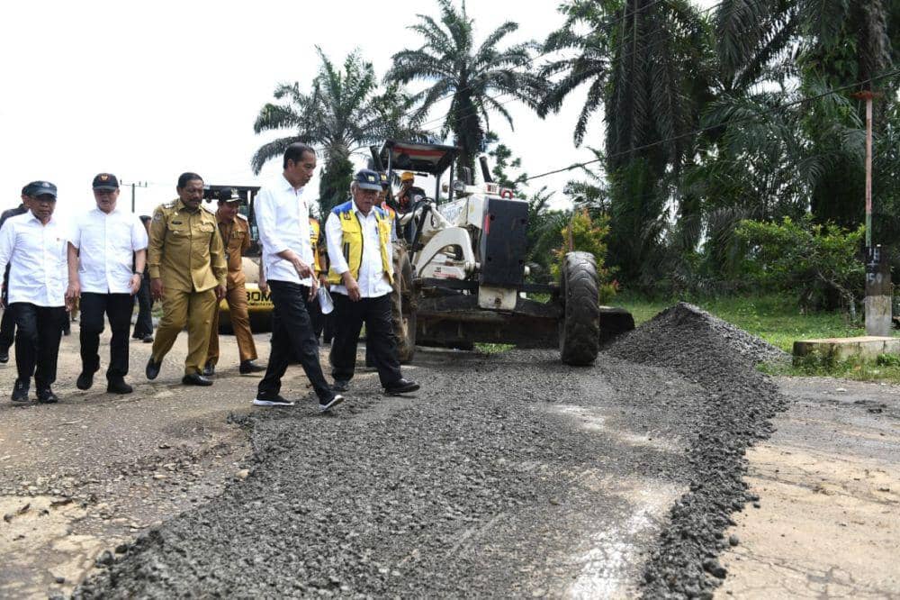 Jokowi Tinjau Proses Perbaikan Jalan di Bengkulu