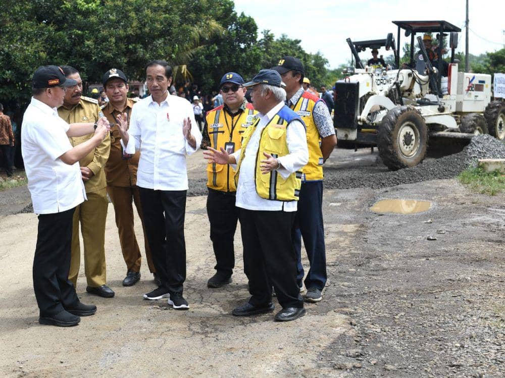 Presiden Jokowi meninjau proses perbaikan jalan di Kabupaten Bengkulu Utara, Bengkulu, pada Jumat (21/7/2023) (dok. Sekretariat Presiden)