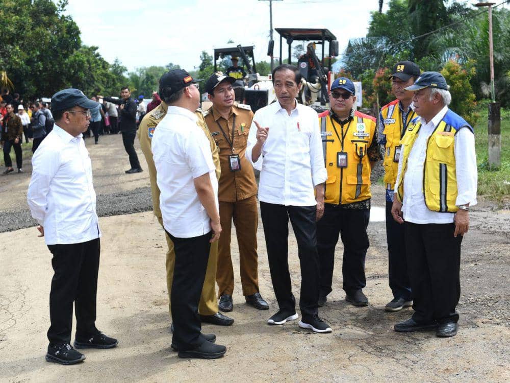 Presiden Jokowi meninjau proses perbaikan jalan di Kabupaten Bengkulu Utara, Bengkulu, pada Jumat (21/7/2023) (dok. Sekretariat Presiden)