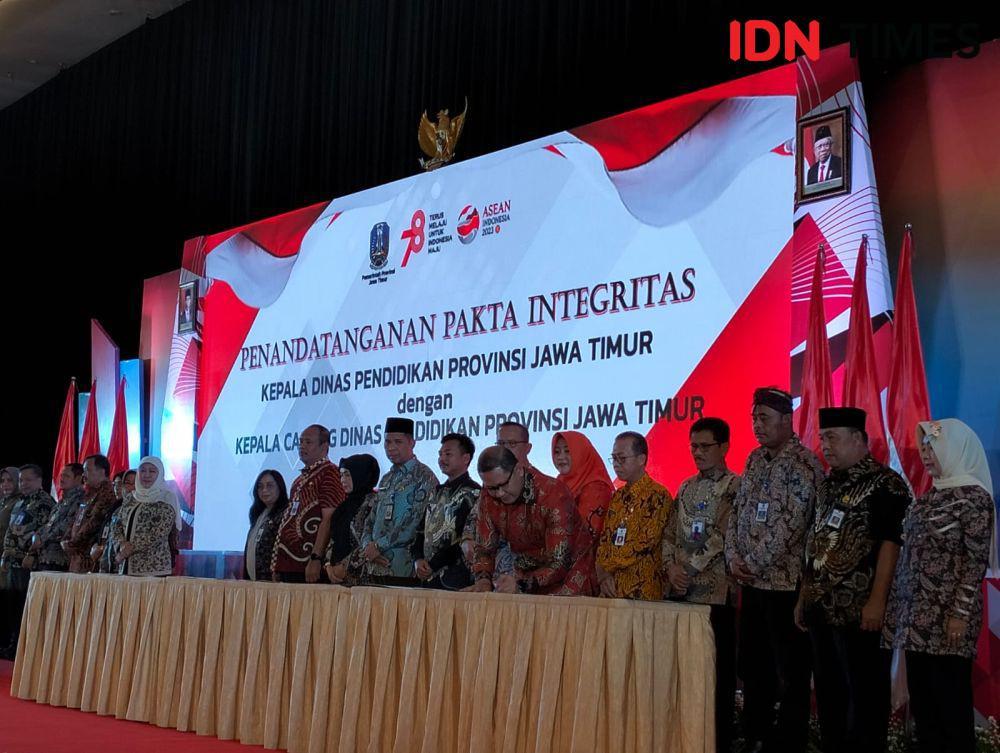 Gubernur Khofifah Sebut Iuran Sekolah Hanya Boleh Lewat Komite