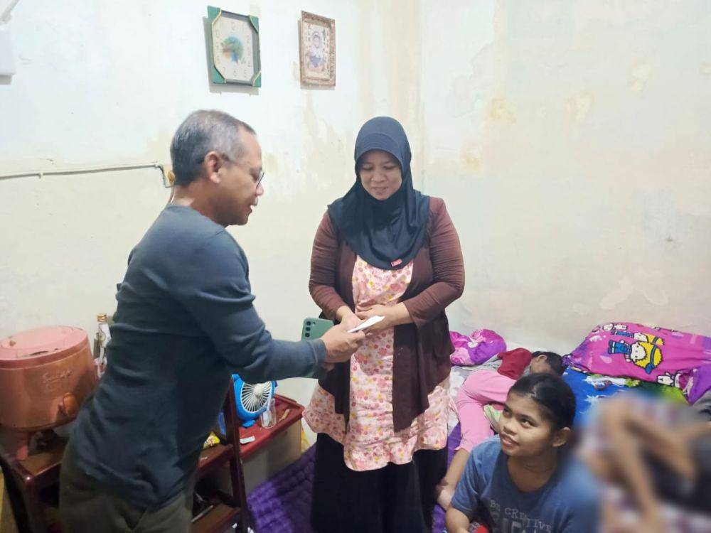 Jajaran Pemkot Surabaya saat berkunjung ke rumah keluarga Cyntya, Rabu 19 Juli 2023 . (Dok. Diskominfo Kota Surabaya).