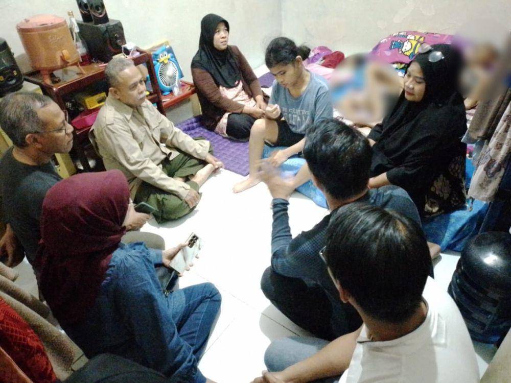 Jajaran Pemkot Surabaya saat berkunjung ke rumah keluarga Cyntya, Rabu 19 Juli 2023 . (Dok. Diskominfo Kota Surabaya).