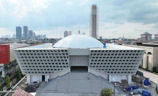 Masjid Islamic Centre Jawa Timur yang dibangun dengan arsitektur modern. Kominfo Jatim