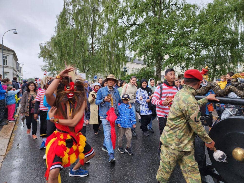 KRI Bima Suci mendapat penghargaan Kapal Penampilan Terbaik di Parade Tall Shop Race Fredikstad. (dok. KBRI Oslo)