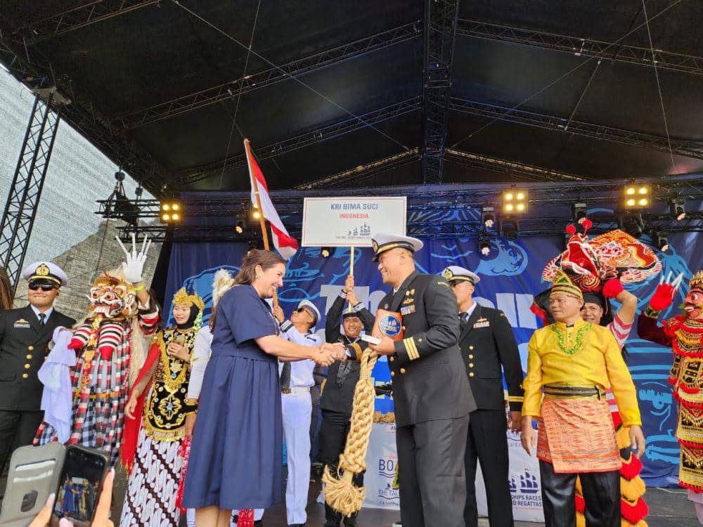 KRI Bima Suci mendapat penghargaan Kapal Penampilan Terbaik di Parade Tall Shop Race Fredikstad. (dok. KBRI Oslo)