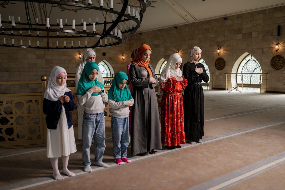 7 Cara Menyertakan Anak dalam Salat, Bisa dari Aktivitas Kecil